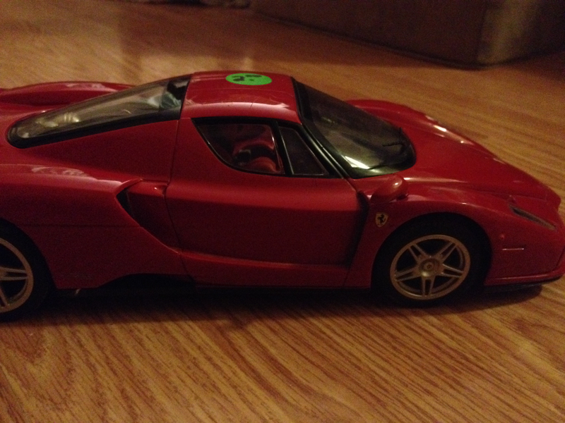 Illustration for article titled Ferrari Enzo RC Car 1:16